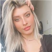 Ragazza diplomata da ripetizioni per ragazzi delle elementari